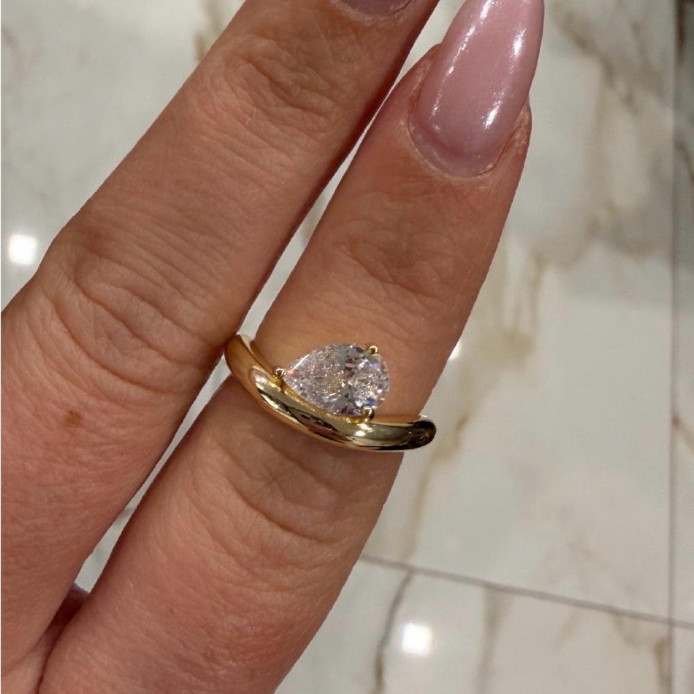 The Pear Solitaire Ring